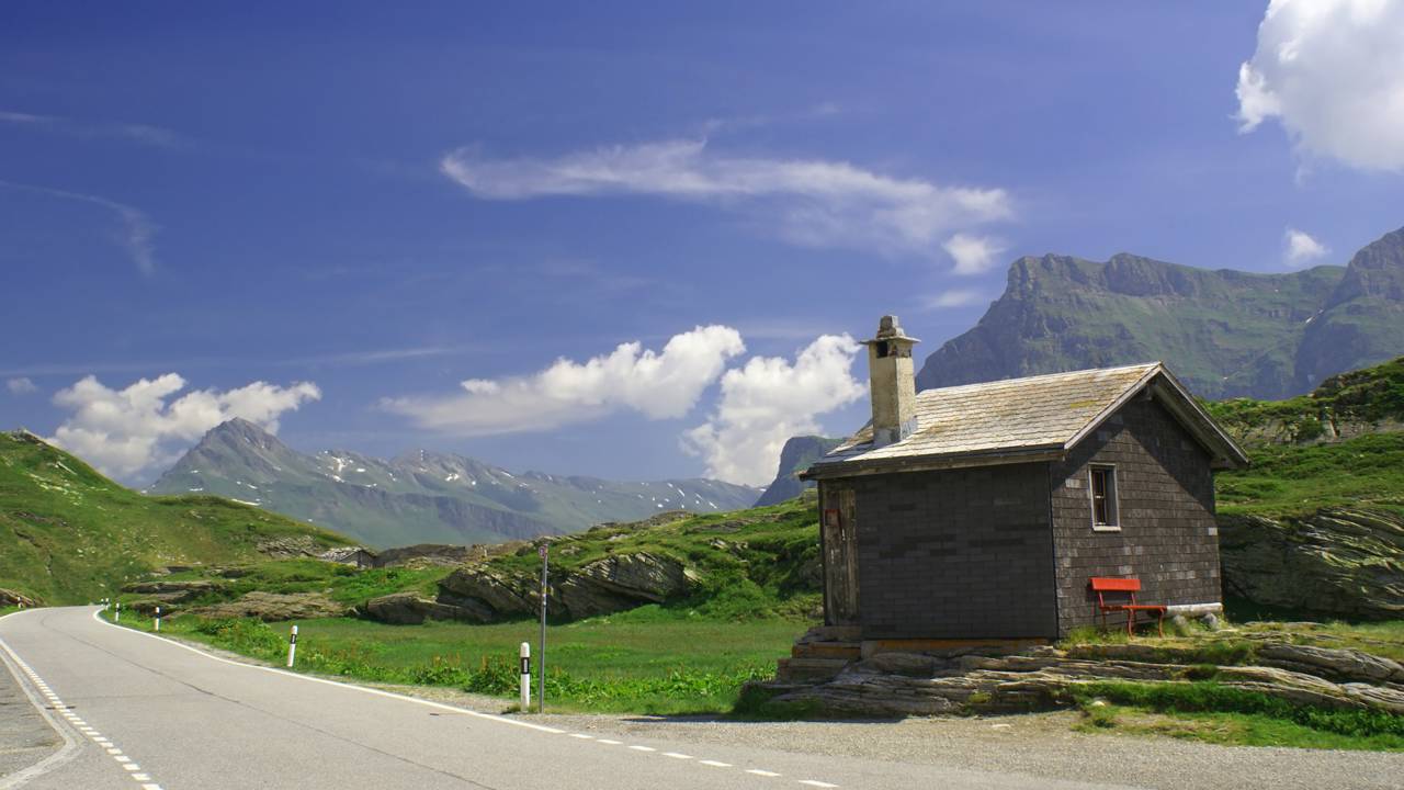 Rodovia na Suíça ganha fama por suas curvas a 2.066 m de altitude, pois o trajeto de 1897 une o norte ao sul através de cenários alpinos únicos