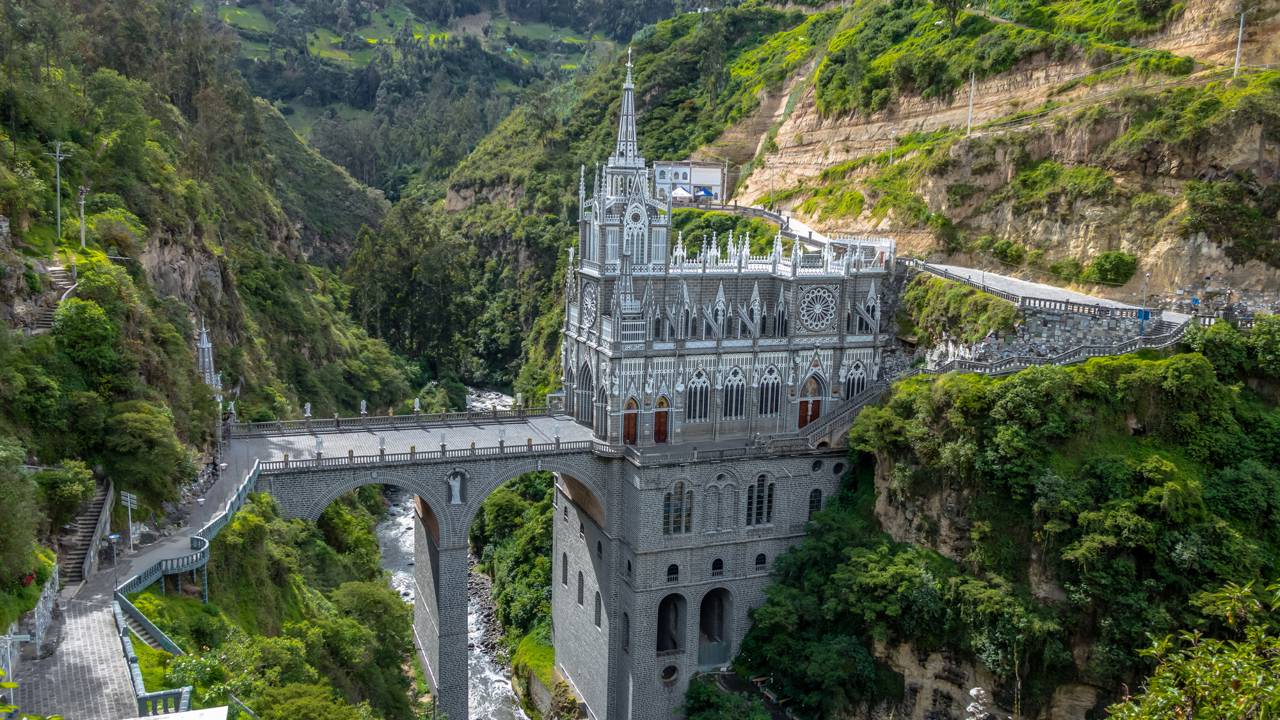 Uma catedral neogótica colossal erguida no fundo de um desfiladeiro e conectada por uma ponte de pedra de 50 metros de altura sobre um rio furioso na Colômbia