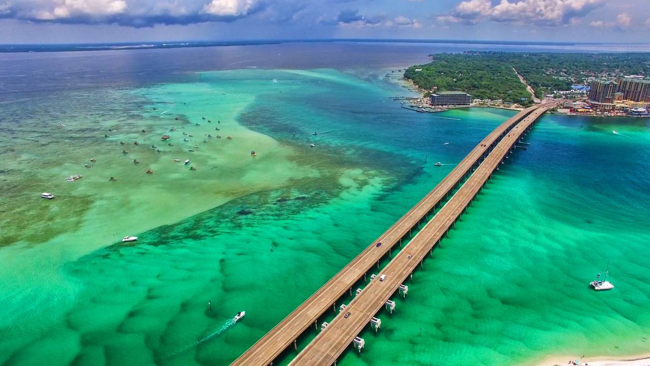 Essa ponte tem 10,9 km e conecta duas ilhas com mar azul-turquesa em um dos trechos mais famosos da Flórida