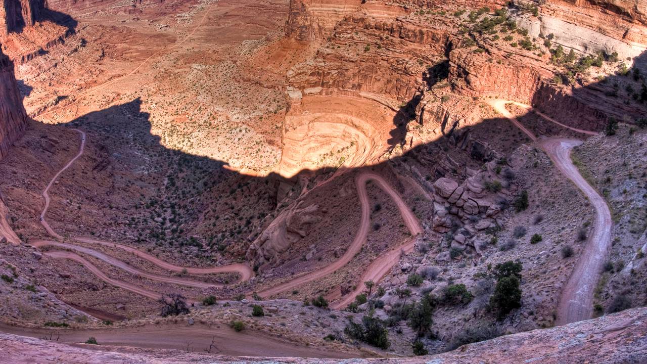Estrada em Utah ganha fama por suas descidas íngremes, pois o trajeto de terra esculpido no Canyonlands desce 450 metros em zigue-zagues perigosos