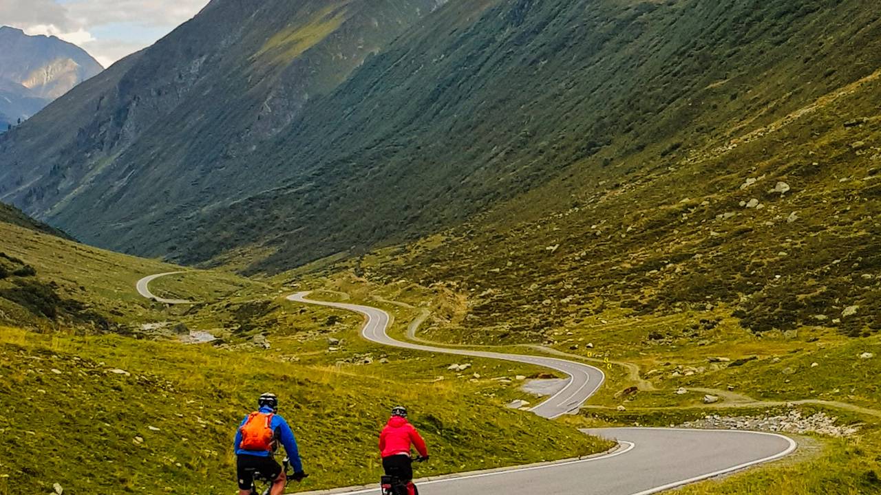 Estrada na Áustria ganha fama por suas 34 curvas em grampo, pois o trajeto de 22 km sobe a 2.032m de altitude, sendo a rota mais cênica dos Alpes