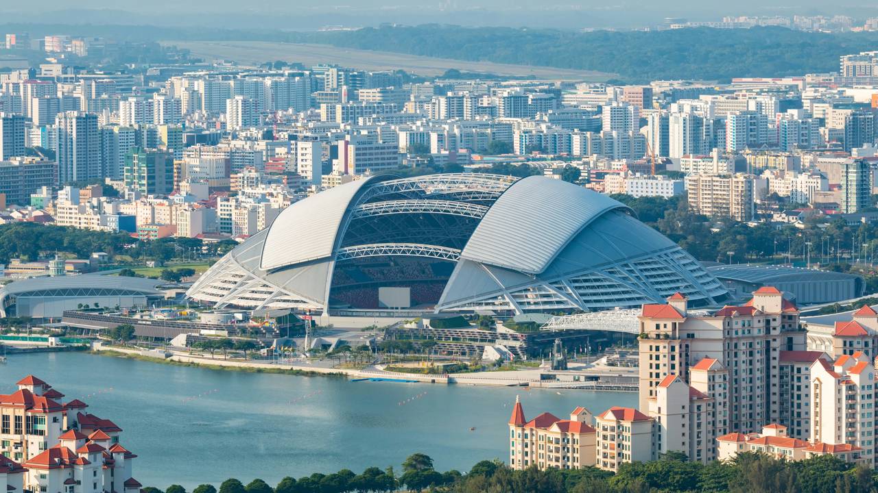 Com a maior cúpula retrátil do mundo, medindo 312 metros de vão livre, o estádio de Singapura virou o complexo esportivo mais tecnológico do planeta
