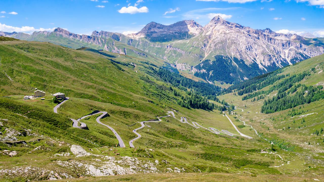 Estrada na Suíça ganha fama por suas curvas a 2.114 m de altitude, pois o trajeto de 1823 une o país à Itália, sendo um marco da engenharia alpina