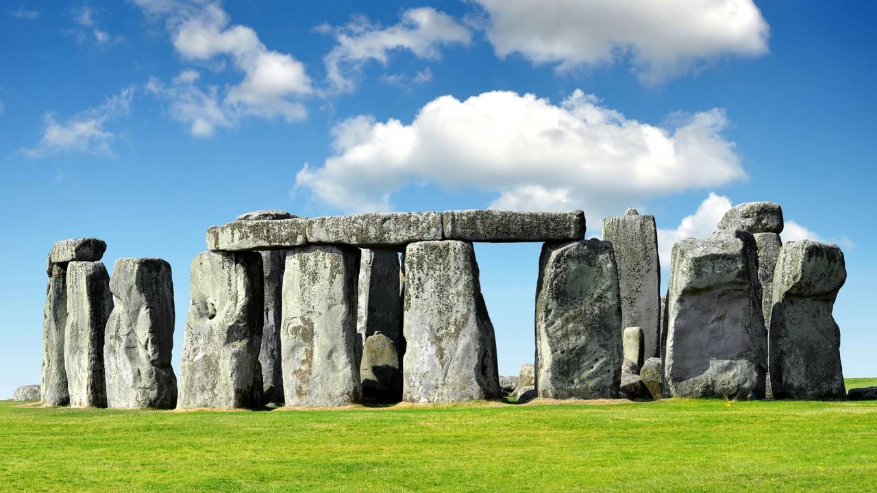 Com blocos de pedra de até 30 toneladas datados de 2500 a.C., o monumento de Stonehenge tornou-se o maior mistério da engenharia pré-histórica