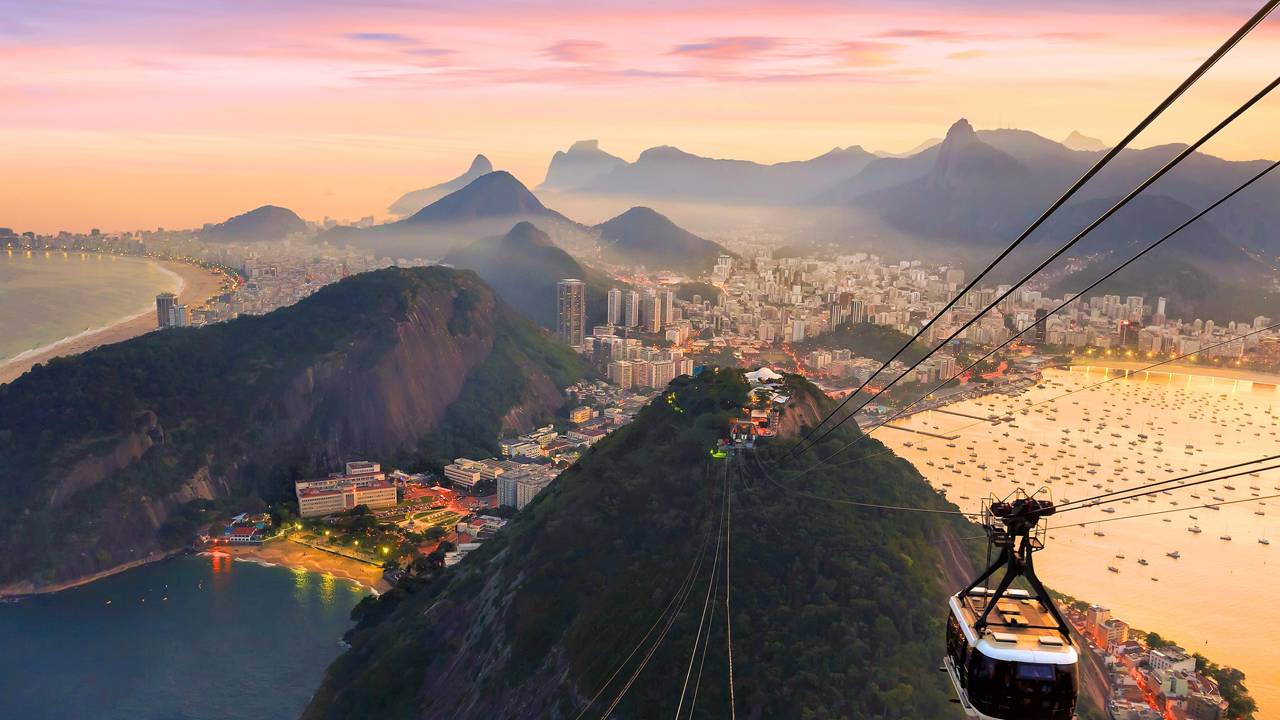 Com cabos de aço que suportam 13 mil toneladas e 750 metros de extensão, o Bondinho do Pão de Açúcar de 1912 virou o maior ícone turístico do Brasil