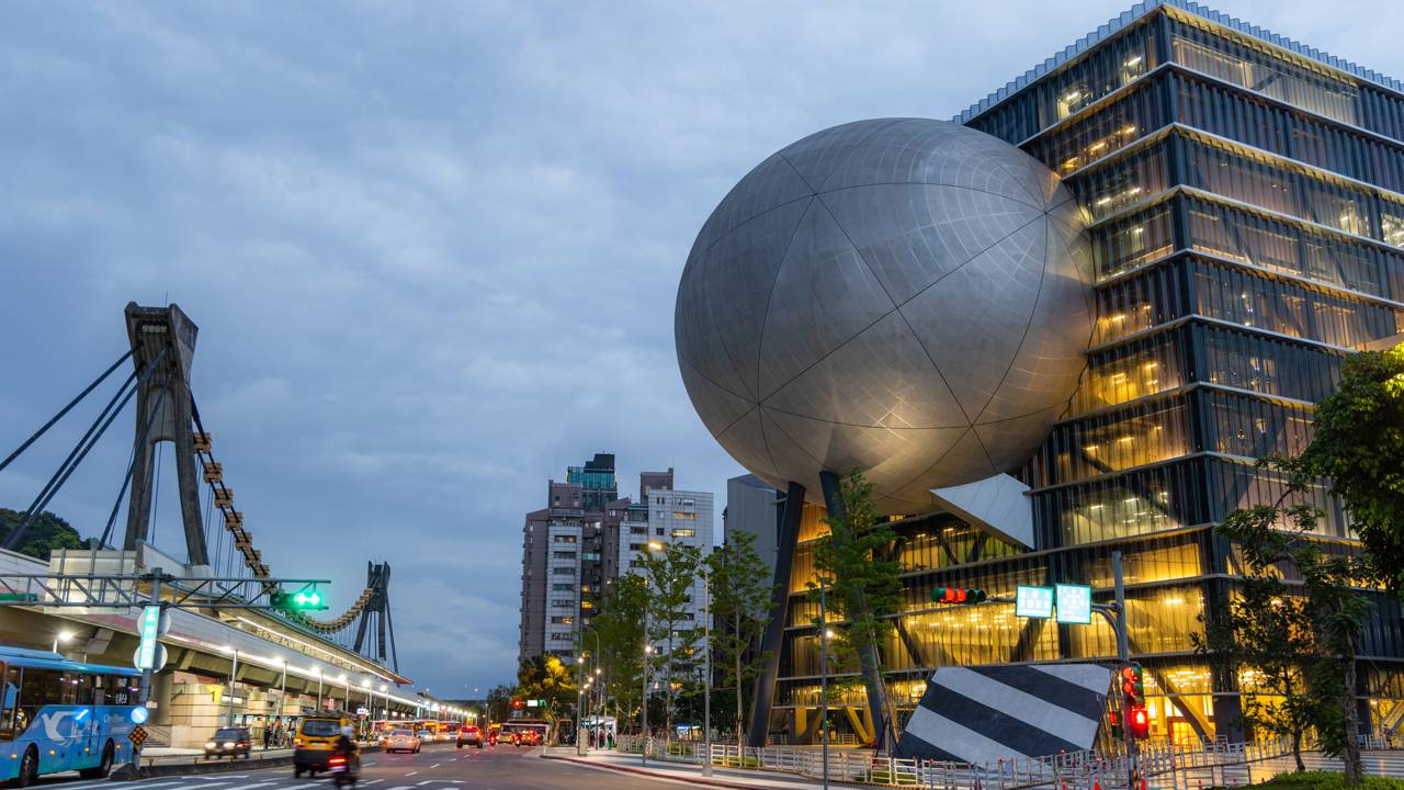 Com sua esfera flutuante e design revolucionário de 2022, o centro de artes de Taipei virou a estrutura cultural mais inovadora de toda a Ásia