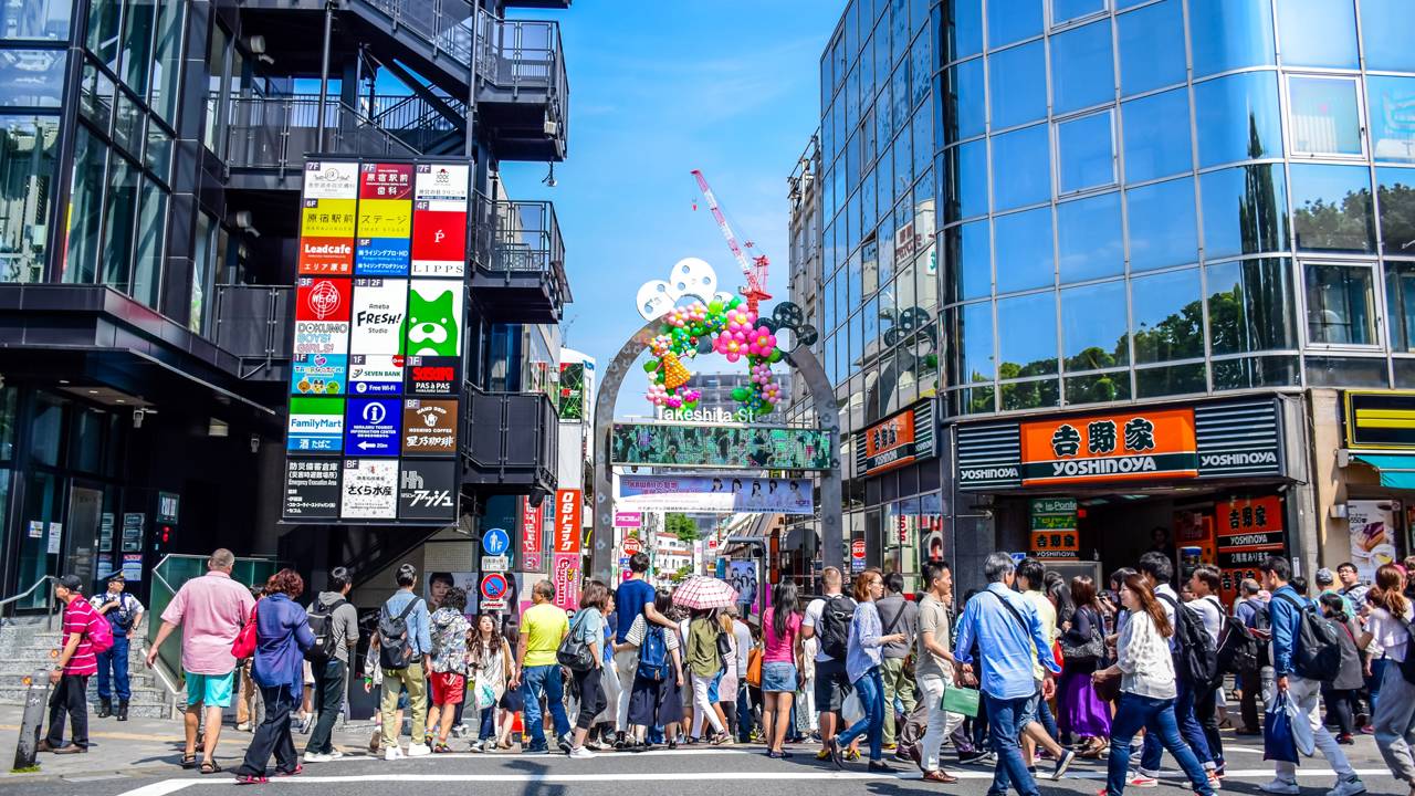 Rua em Tóquio ganha fama pela moda, pois seus 350 metros de extensão em Harajuku viraram o epicentro da cultura jovem e das tendências do Japão