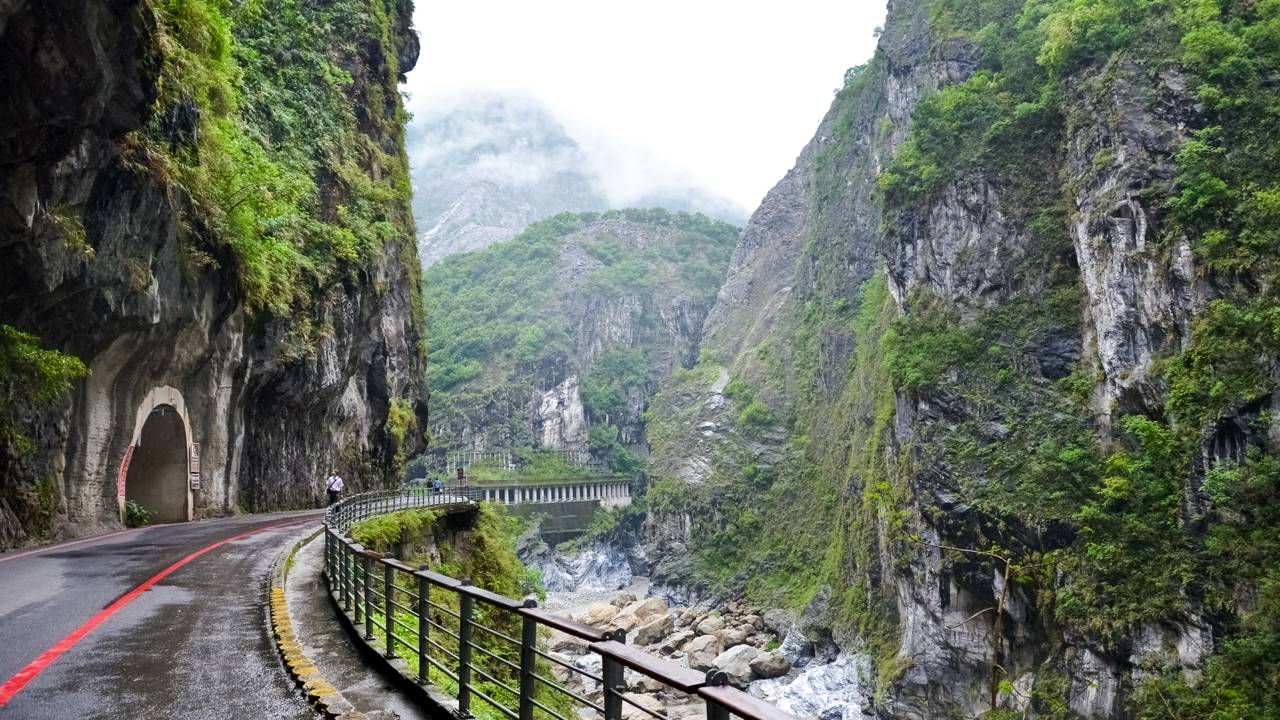 Rodovia em Taiwan ganha fama por seus túneis cegos, pois o trajeto de 19 km esculpido em mármore sólido virou a rota mais perigosa da ilha