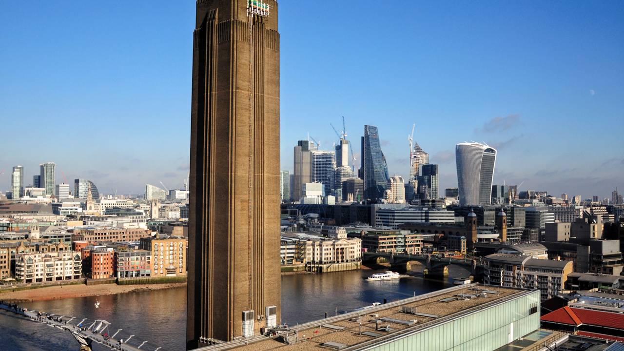 Com sua chaminé de 99 metros em uma antiga usina térmica, o Tate Modern tornou-se o maior museu de arte moderna do mundo e um ícone cultural de Londres