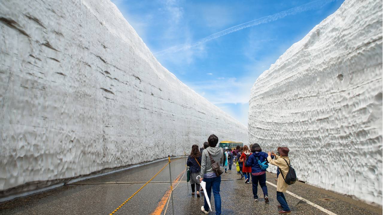Rota Tateyama Kurobe ganha fama por seus paredões de neve de 20 metros, pois o trajeto de 37 km no Japão virou um cenário de gelo único no mundo