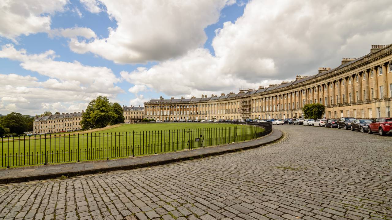 Rua na Inglaterra ganha fama por sua forma de meia-lua, pois o conjunto de 30 casas de 1767 em Bath virou o maior ícone da arquitetura georgiana