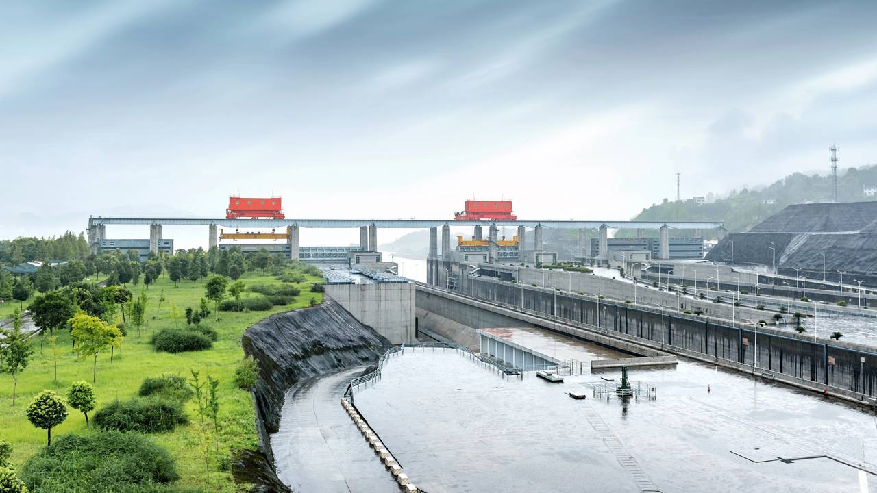 Com 2,3 km de extensão e 181 metros de altura, a barragem no Rio Yangtzé tornou-se a maior usina hidrelétrica e obra de engenharia de todo o mundo