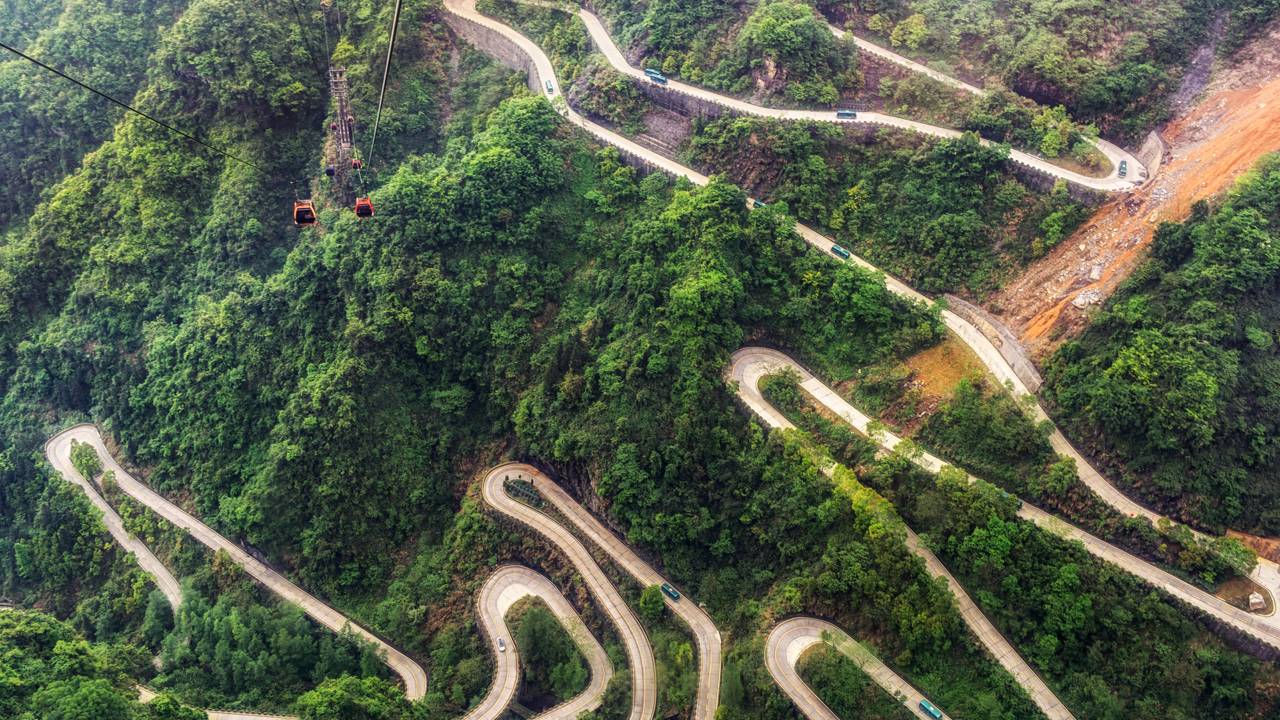 Rodovia na China ganha fama por suas 99 curvas, pois o trajeto de 11 km que sobe 1.100 metros virou a estrada mais sinuosa e impressionante da Ásia