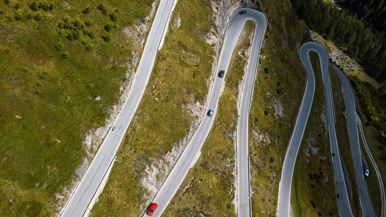 Estrada entre Áustria e Itália ganha fama por seus 2.509 m de altitude, pois suas 30 curvas em zigue-zague cortam o coração dos Alpes