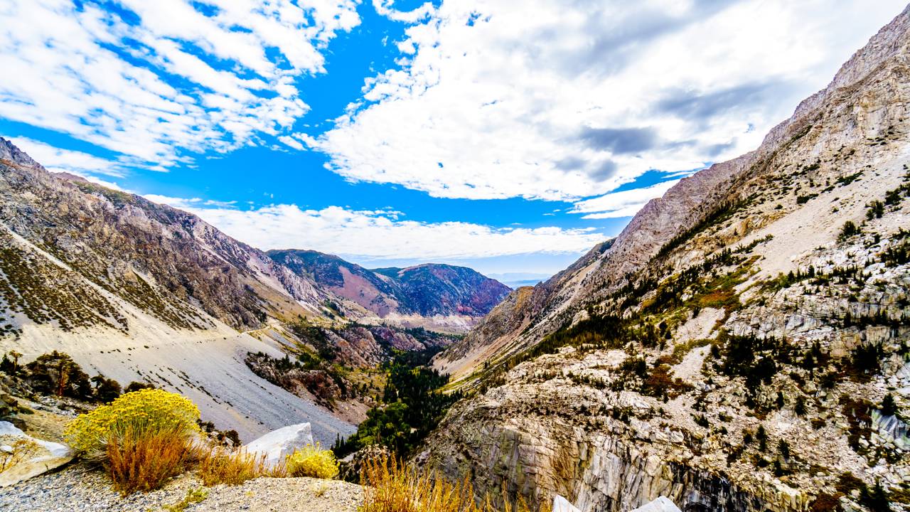 Estrada na Califórnia ganha fama por atingir 3.031 m de altitude, pois o Tioga Pass cruza o Yosemite entre picos nevados e lagos de degelo
