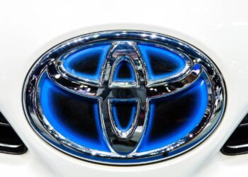 Toyota Corolla Brad Pitt prateado estacionado destacando a robustez da engenharia japonesa