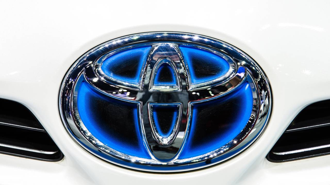 Toyota Corolla Brad Pitt prateado estacionado destacando a robustez da engenharia japonesa