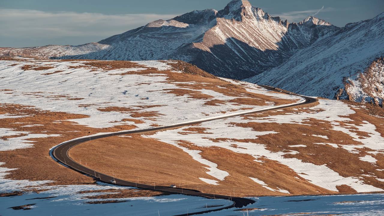 Rodovia nos Estados Unidos ganha fama por sua altitude, pois o trajeto de 77 km atinge 3.713 m sendo a estrada pavimentada mais alta do Colorado