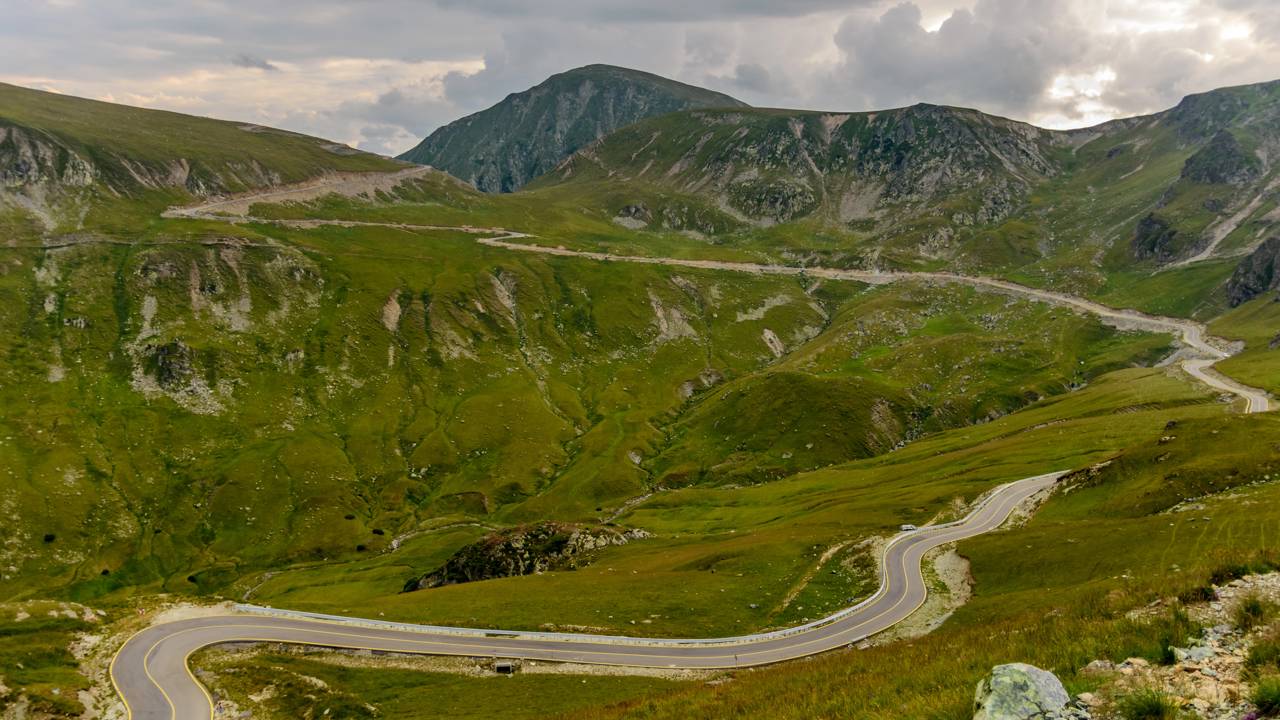 Rodovia na Romênia ganha fama por atingir 2.145 m de altitude, pois a Transalpina é a estrada mais alta e sinuosa de toda a região dos Cárpatos