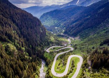 Com 90 km de curvas fechadas e altitude de 2.042 metros, essa estrada mistura curvas de tirar o fôlego e clima místico