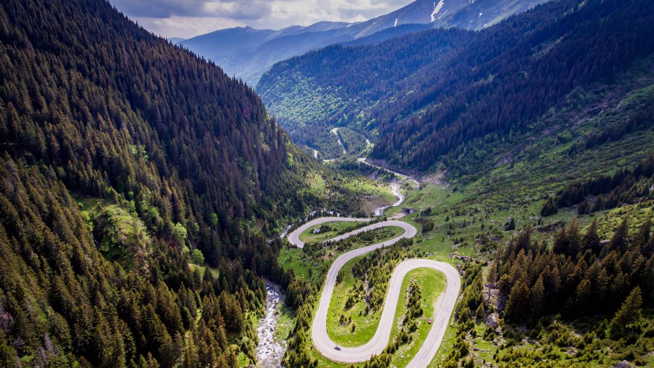 Com 90 km de curvas fechadas e altitude de 2.042 metros, essa estrada mistura curvas de tirar o fôlego e clima místico