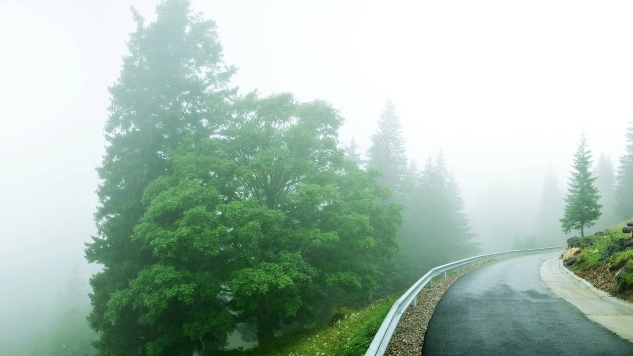 Estrada na Romênia ganha fama por suas curvas a 1.400 metros de altitude, pois o trajeto de 28 km cruza as montanhas de Rarau com vistas épicas