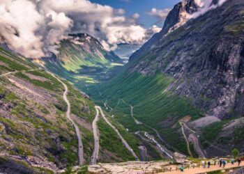 Com grande altitude e curvas desafiadoras, a estrada Trollstigen é símbolo das montanhas norueguesas