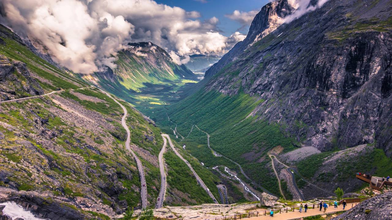 Com grande altitude e curvas desafiadoras, a estrada Trollstigen é símbolo das montanhas norueguesas