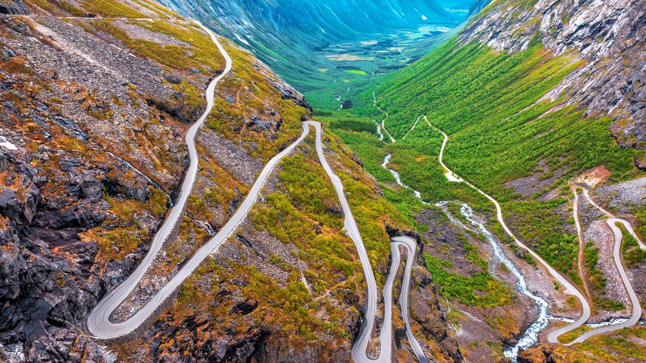 Com grande altitude e curvas desafiadoras, a estrada Trollstigen é símbolo das montanhas norueguesas