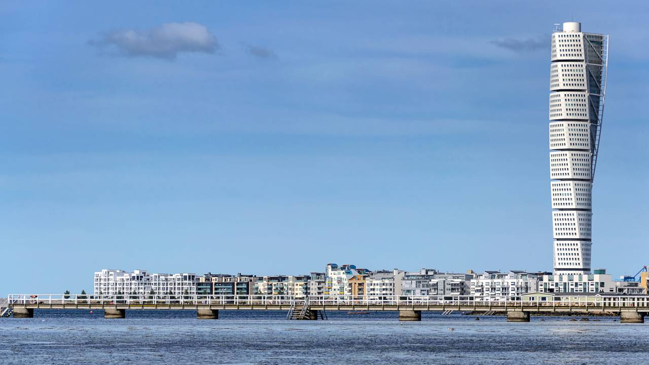 Com uma torção de 90 graus em seus 190 metros de altura, o Turning Torso tornou-se o primeiro arranha-céu em espiral e um marco da Suécia