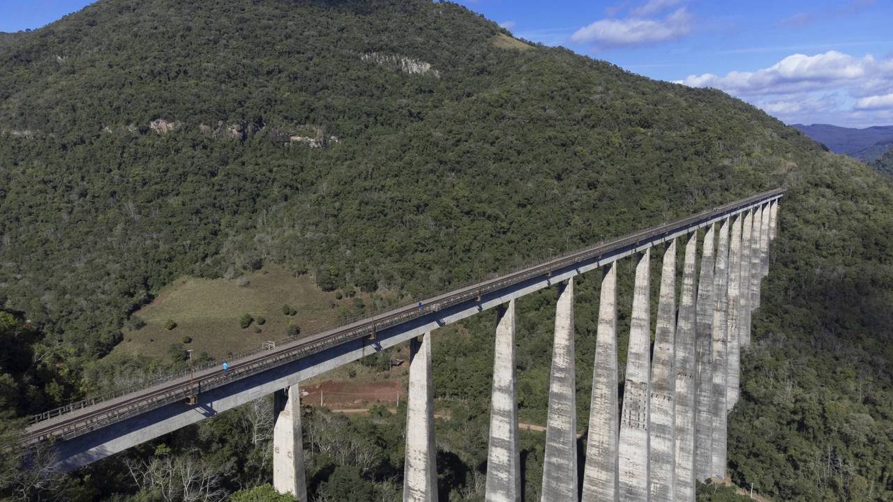 Com 143 metros de altura sobre um abismo no Rio Grande do Sul, o viaduto ferroviário mais alto das Américas treme a cada passagem de comboio de carga