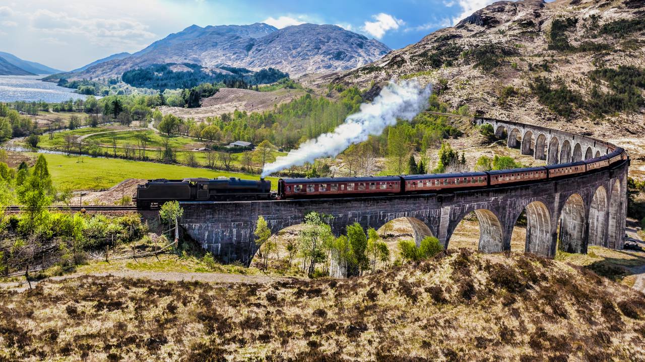 Com 21 arcos de concreto e 380 metros de extensão, o viaduto de 1901 na Escócia tornou-se o maior ícone ferroviário mundial e cenário cinematográfico