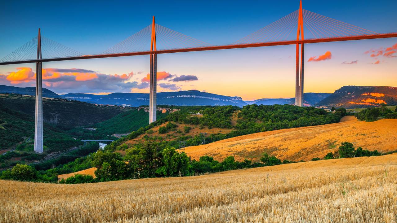 Com 343 metros de altura e inaugurado em 2004, o Viaduto de Millau tornou-se a ponte mais alta do mundo e um marco da elegância estrutural cruzando o vale do rio Tarn
