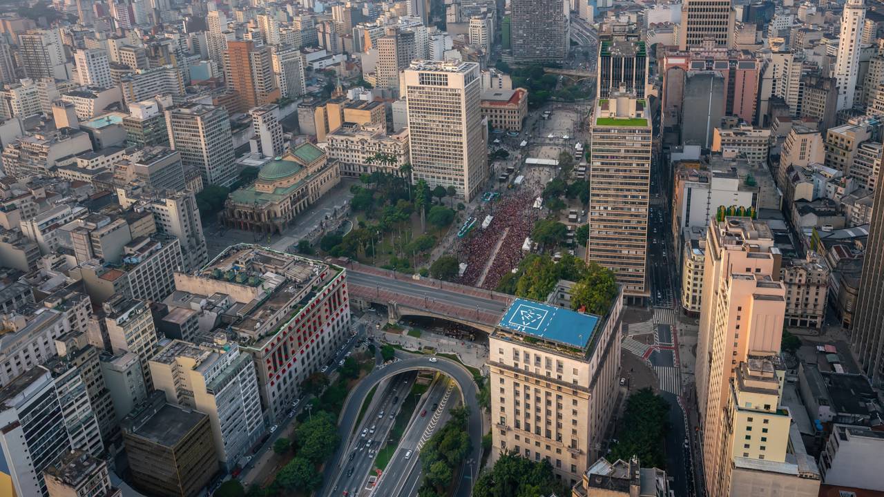 Com 240 metros de extensão e inaugurado em sua versão atual de metal e concreto em 1938, o Viaduto do Chá tornou-se o primeiro grande elo entre o Centro Velho e o Centro Novo e o marco urbano mais tradicional de São Paulo
