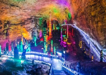 Com rios internos e colunas de 19 metros, a Caverna do Dragão Amarelo parece saída de um filme de fantasia