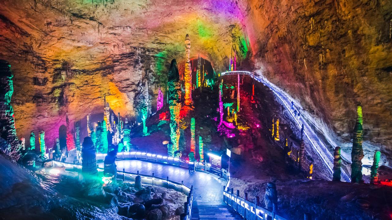 Com rios internos e colunas de 19 metros, a Caverna do Dragão Amarelo parece saída de um filme de fantasia