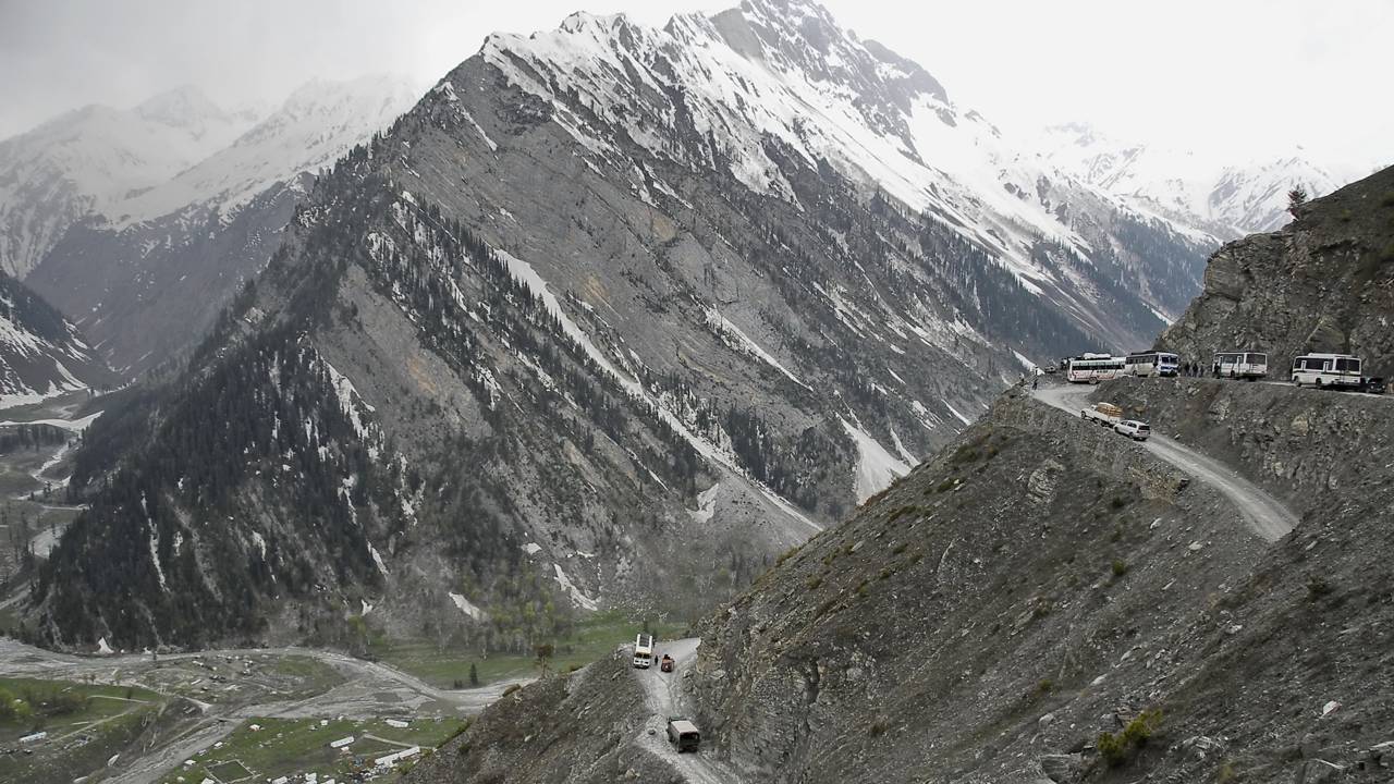 Passo Zojila na Índia ganha fama por seus 3.528 metros de altitude, pois o trajeto estreito de lama no Himalaia é o único elo vital da região
