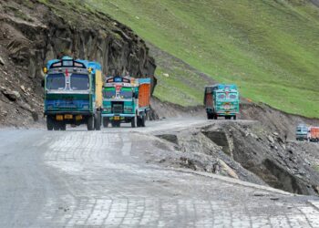 Essa estrada a 3.528 metros de altitude liga regiões isoladas e pode levar até 3 horas para ser atravessada