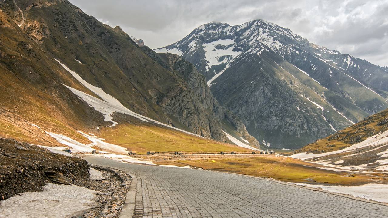 Essa estrada a 3.528 metros de altitude liga regiões isoladas e pode levar até 3 horas para ser atravessada