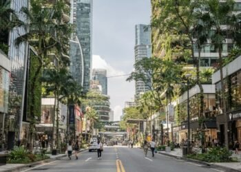 Rua em Cingapura ganha fama por seus 2,2 km de luxo, pois seus shoppings e jardins futuristas viraram o maior centro comercial de toda a Ásia