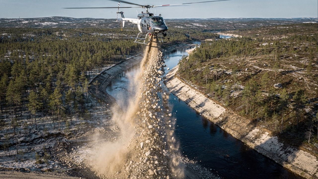 Chuva de areia após helicópteros despejarem 150 toneladas “ressuscitando” rio na Lapônia