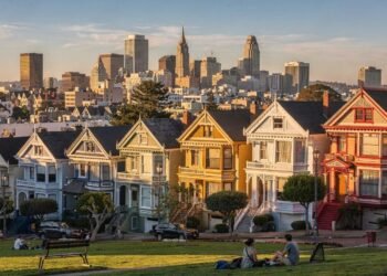 Rua em São Francisco ganha fama por suas Painted Ladies, pois as casas de 1892 cercadas por prédios viraram o maior cartão-postal da Califórnia