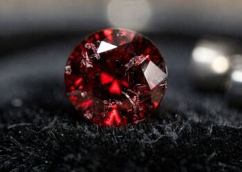 Esqueça o diamante branco, pois esta pedra de cor intensa vale US$ 1 milhão o quilate, sendo a gema mais rara e desejada do planeta