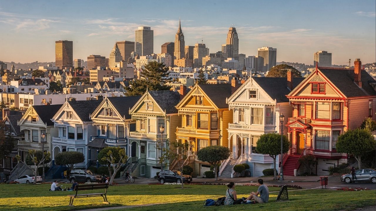 Rua em São Francisco ganha fama por suas Painted Ladies, pois as casas de 1892 cercadas por prédios viraram o maior cartão-postal da Califórnia