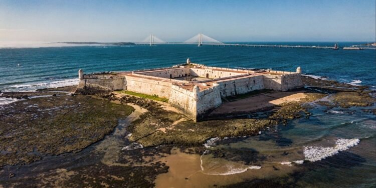 Com formato de estrela e paredes de pedra datadas de 1598, o Forte dos Reis Magos tornou-se o marco inicial de Natal e um patrimônio histórico nacional