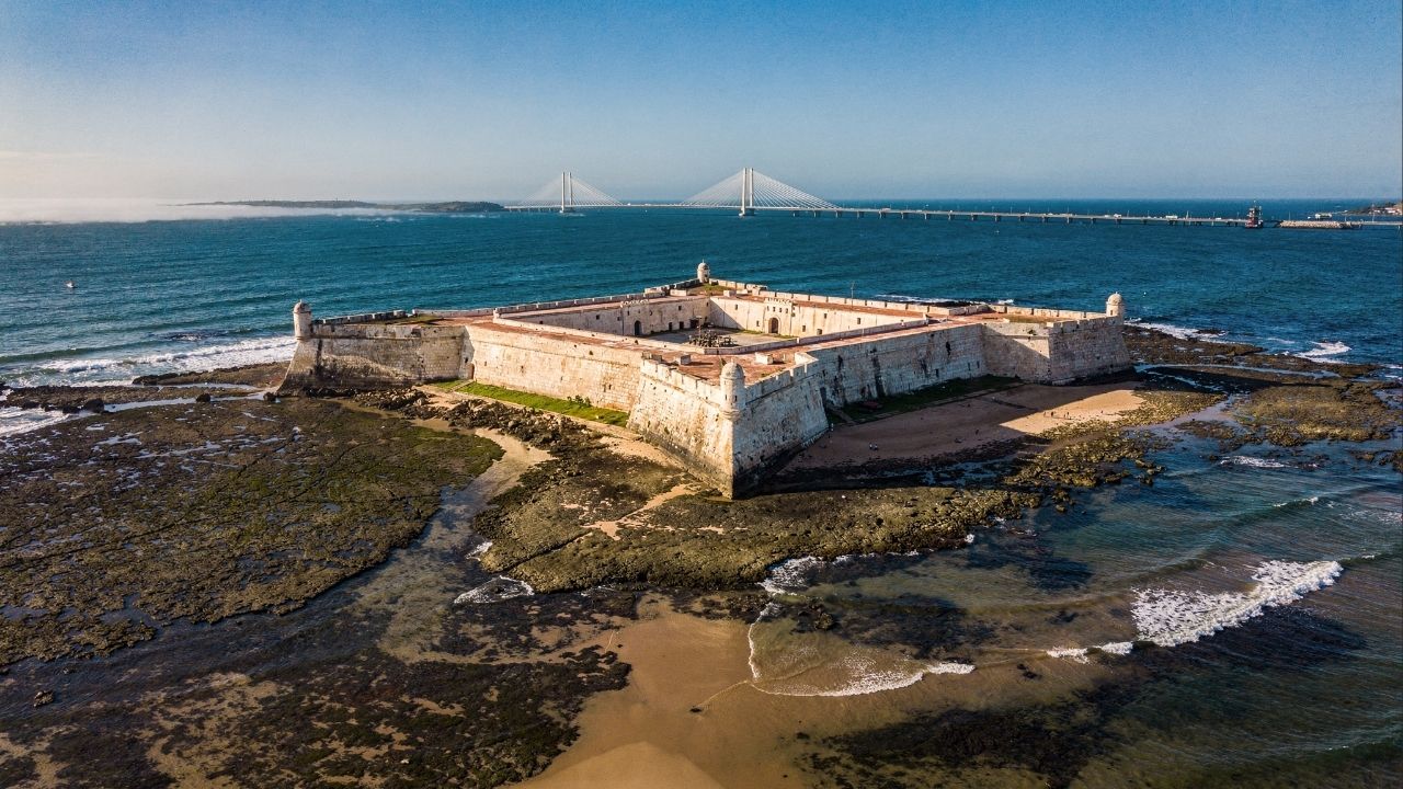 Com formato de estrela e paredes de pedra datadas de 1598, o Forte dos Reis Magos tornou-se o marco inicial de Natal e um patrimônio histórico nacional