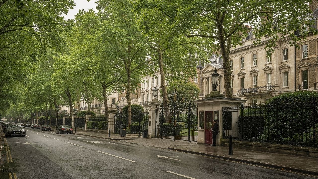 Rua de Londres ganha fama como a avenida dos bilionários, pois suas mansões e embaixadas arborizadas viraram o endereço mais valioso do Reino Unido