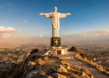 Com 40,44 metros de altura, o Cristo de la Concordia na Bolívia virou a maior estátua de Jesus na América Latina, superando o monumento do Rio