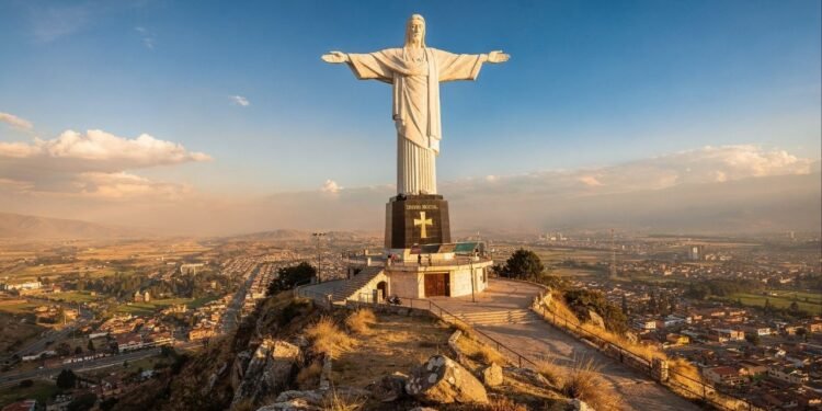Com 40,44 metros de altura, o Cristo de la Concordia na Bolívia virou a maior estátua de Jesus na América Latina, superando o monumento do Rio