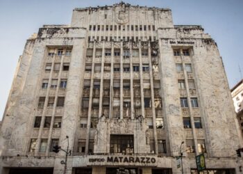 Com revestimento de mármore italiano e um jardim suspenso no topo, o Edifício Matarazzo virou a sede da prefeitura e um marco icônico de São Paulo